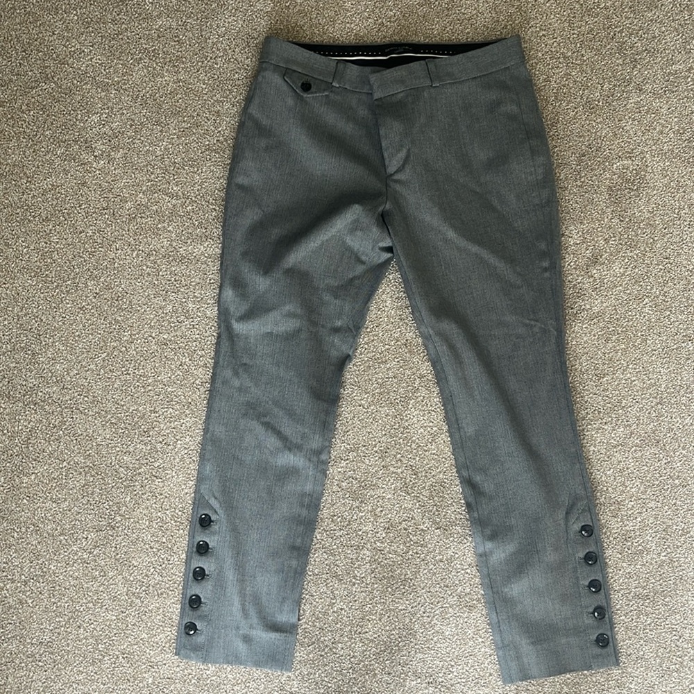 Banana Republic barely-worn Sloan style cropped pants in size 8. Dry-cleaned.